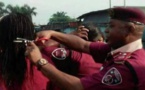 Nigéria : un agent coupe les cheveux des femmes