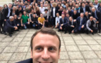 Le selfie présidentiel de Macron avec toute son équipe