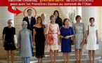 Le premier ministre du Luxembourg est un homosexuel,il pose avec les premières dames de l'OTAN