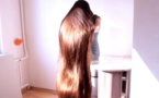 Les cheveux de cette jeune Lettone mesurent plus de 2 mètres de long