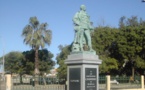 Sénégal: malgré les vives contestations, la statue Faidherbe remise à sa place