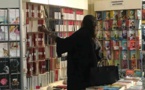 Marième Faye Sall en tenue noire dans une librairie 
