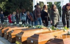 Italie : funérailles pour 26 migrantes noyées