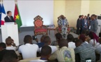 Vidéo: Le président Burkinabé Kaboré humilié devant ses étudiants par Emmanuel Macron