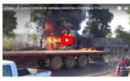 Un camion rempli de carreaux prend feu