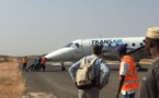 INSOLITE / KOLDA : Un avion de Transair poussé par les agents de l'aérodrome