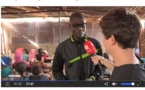 Vidéo: Une télévision française montre une école au Sénégal où les élèves s'assoient sur des briques pour....