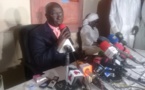 Regardez, Idrissa Seck interrompe sa conférence de presse pour aller prier 