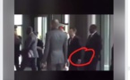 Cette vidéo choque les internautes: Macky enlève le drapeau pour le remettre dans sa poche 