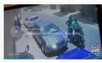 Vidéo: L'un des agresseurs en scooter arrache le sac d'une dame en plein jour