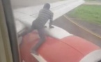 Vidéo: Un homme arrêté sur l’aile d’un avion, peu avant le décollage