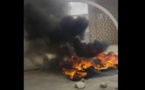 Vidéo: Des manifestants brûlent des pneus devant le domicile de Macky Sall