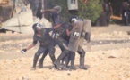 Université de Bambey: Acculés par les étudiants, les policiers ‘’oublient’’ une arme, dans leur retraite
