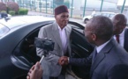 Me Wade offre deux bus neufs aux femmes du PDS