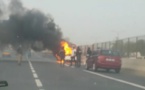 VIDEO: Une "Citroën C4" prend feu à hauteur de Cambérene