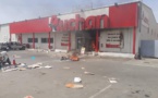 Liberte6:  Des Manifestants incendient le magasin Auchan  et les 2 voix