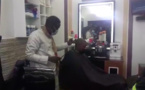 Ousmane Sonko chez son coiffeur