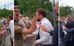 Emmanuel Macron se fait gifler en direct 