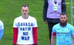 Un footballeur turc refuse de porter un maillot contre la guerre en Ukraine, dénonçant un climat d’hypocrisie