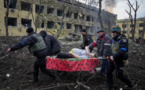 Ukraine : la femme enceinte évacuée sur un brancard à Marioupol est morte avec son bébé