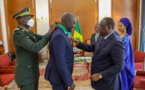 Macky élève un ancien ministre de Wade au rang de "Commandeur dans l'ordre national du Lion"