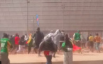 Stade Me Wade : Des grenades lacrymogènes lancées sur la foule...des jeunes veulent forcer l’entrée du stade(REGARDEZ)