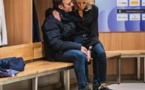 Brigitte Macron, 69 ans, sur les genoux d’Emmanuel Macron 44 ans.