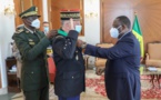Macky élève un général français à la dignité de commandeur dans l’ordre national du lion