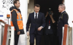 "Quiconque aiderait l'agresseur se mettrait dans la situation d'être complice d'une infraction au droit international", prévient Macron