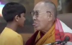 Le Dalaï Lama Chef spirituel "tibétain" demande à un enfant de lui suc£r la langue et suscite l'indignation