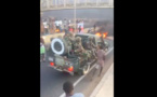 Une foule immense accompagne des véhicules de l’armée (Vidéo)