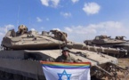 Un soldat israélien arbore le drapeau LGBT à Gaza