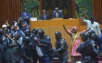 Députés de l’opposition évacués de force pour faire passer une loi : Ces images hideuse de la démocratie sénégalaise