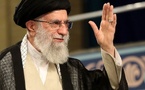 Qui est Ali Khamenei, le guide religieux qui défie l’Occident depuis 35 ans ?