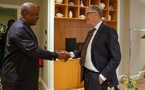 Geste maladroit de Bill Gates : la main dans la poche qui choque le Ghana