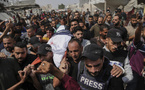 À Gaza, émotion intense aux funérailles des journalistes d’Al Jazeera tués par une frappe « ciblée » israélienne