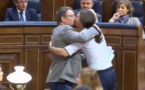 Espagne : le leader de Podemos embrasse un député sur la bouche