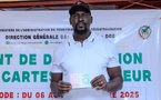 Carte d’électeur en main, Doumbouya exhorte ses compatriotes à participer au scrutin