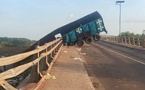 Pont de Farafeni : un camion dérape et reste en équilibre au-dessus du fleuve