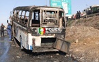 Bus incendié après un accident mortel : la police lance une traque contre les auteurs