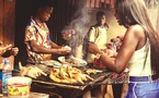 En Côte d'Ivoire, Coumba Gawlo succombe aux saveurs de l'attiéké et du poisson braisé