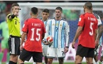 Pourquoi la FIFA écarte les arbitres anglais des matchs de l'Argentine ?