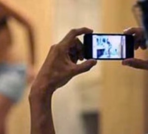 Production et de diffusion de contenus pornographiques : cinq suspects déférés, 152 vidéos saisies