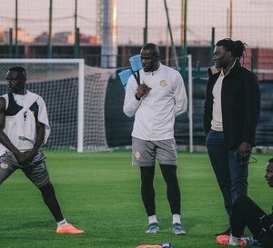 Bafétimbi Gomis au chevet des Lions : « J’ai vu un groupe uni, concentré, porté par un management exigeant »