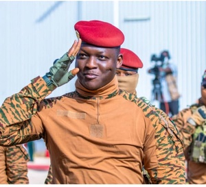 Burkina Faso : les autorités justifient la dissolution des partis politiques par des dérives...