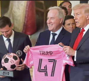 Photo avec Donald Trump : l’apparition de Messi à la Maison-Blanche suscite des critiques