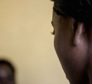 Une affaire d’une gravité extrême secoue depuis plusieurs jours la banlieue dakaroise. À Sicap-Mbao, une mineure de 14 ans se retrouve au cœur d’un scandale de mœurs d’une rare brutalité impliquant une douzaine de jeunes hommes âgés pour la plupart e