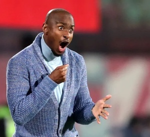 Algérie : polémique autour de Rhulani Mokwena, accusé d’avoir dissimulé 16 000 dollars à l’aéroport d’Alger