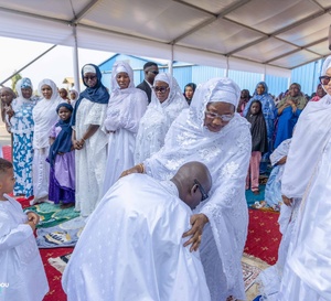 Fête de l’Aïd el-Fitr : vive émotion, Doubouya s’agenouille devant sa maman 