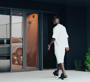 Sadio Mané aperçu souriant dans les rues d’Arabie saoudite